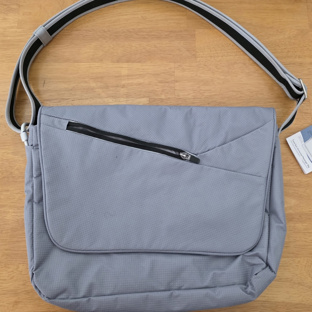 NWT Magellan Outdoors Silver Travel Tech Horizontal Messenger Bag.